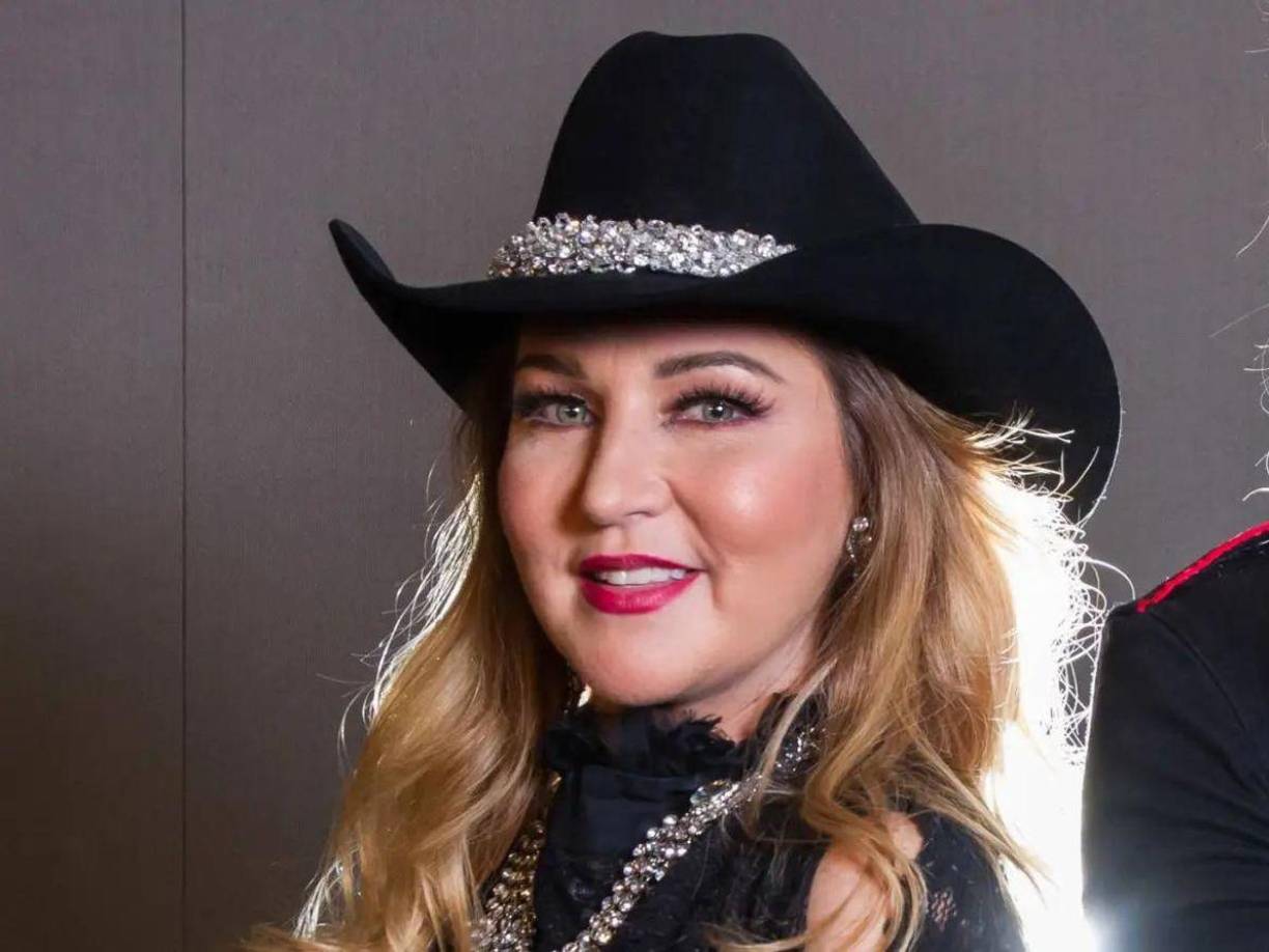 Desde siempre, el peso corporal ha sido un motivo de señalamientos en la vida cotidiana. Las críticas son mayores cuando se trata personas públicas o en determinadas profesiones como el modelaje y el baile. Por ello, muchas celebridades tienen cuidados extremos para lucir una figura delgada. Una de las famosas que ha sufrido el cuestionamiento de su cuerpo es Alicia Villarreal, incluso, actualmente, ha sido agredida por su sobrepeso.