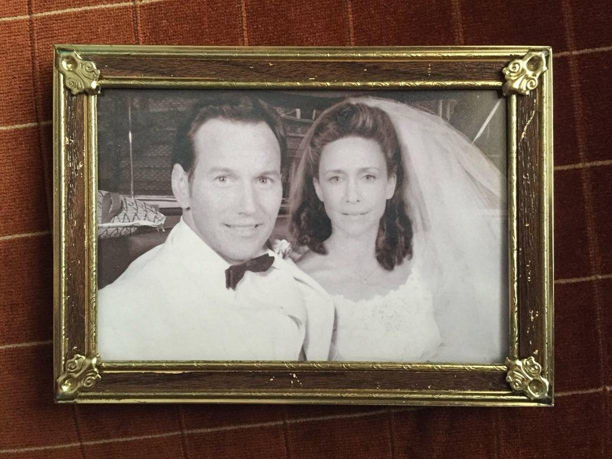 En su mensaje de despedida, que publicó con esta fotografía en su cuenta de Instagram, Farmiga recordó el día en que ambos actores firmaron el contrato con Warner Bros., comprometiéndose a interpretar a los Warren. “Hace poco más de 5000 días, este hombre y yo firmamos un contrato de Warner y dimos el ‘sí’ para interpretar a Ed y Lorraine Warren. Hoy, se acabó”, escribió la actriz, reflejando la nostalgia y el cariño que siente por su compañero de reparto