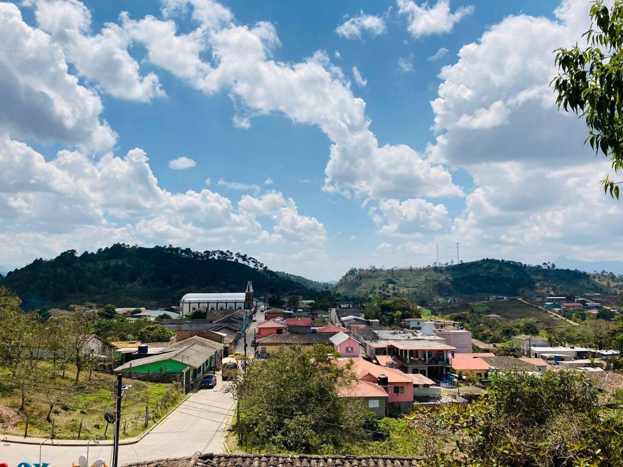 Tenía el nombre de La Cáscara y era jurisdicción de Santa Rosa de Copán hasta 1907, que por acuerdo del Poder Ejecutivo se elevó a categoría de municipio y se llamó Dulce Nombre de María. Se convirtió en ciudad el 5 de marzo de 1953.