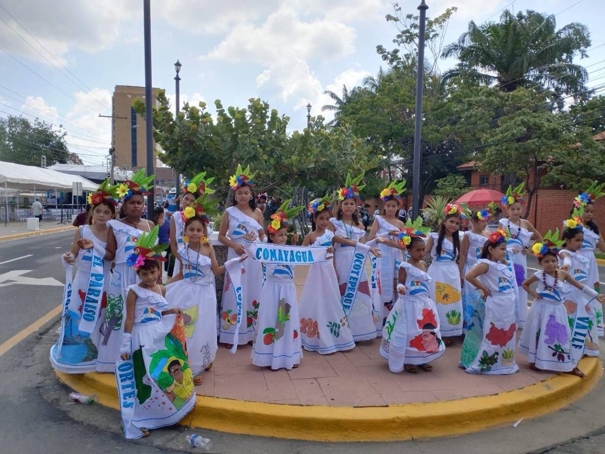 Niñas también representaron con bellas vestimenta los 18 departamentos que conforman el territorio hondureño.