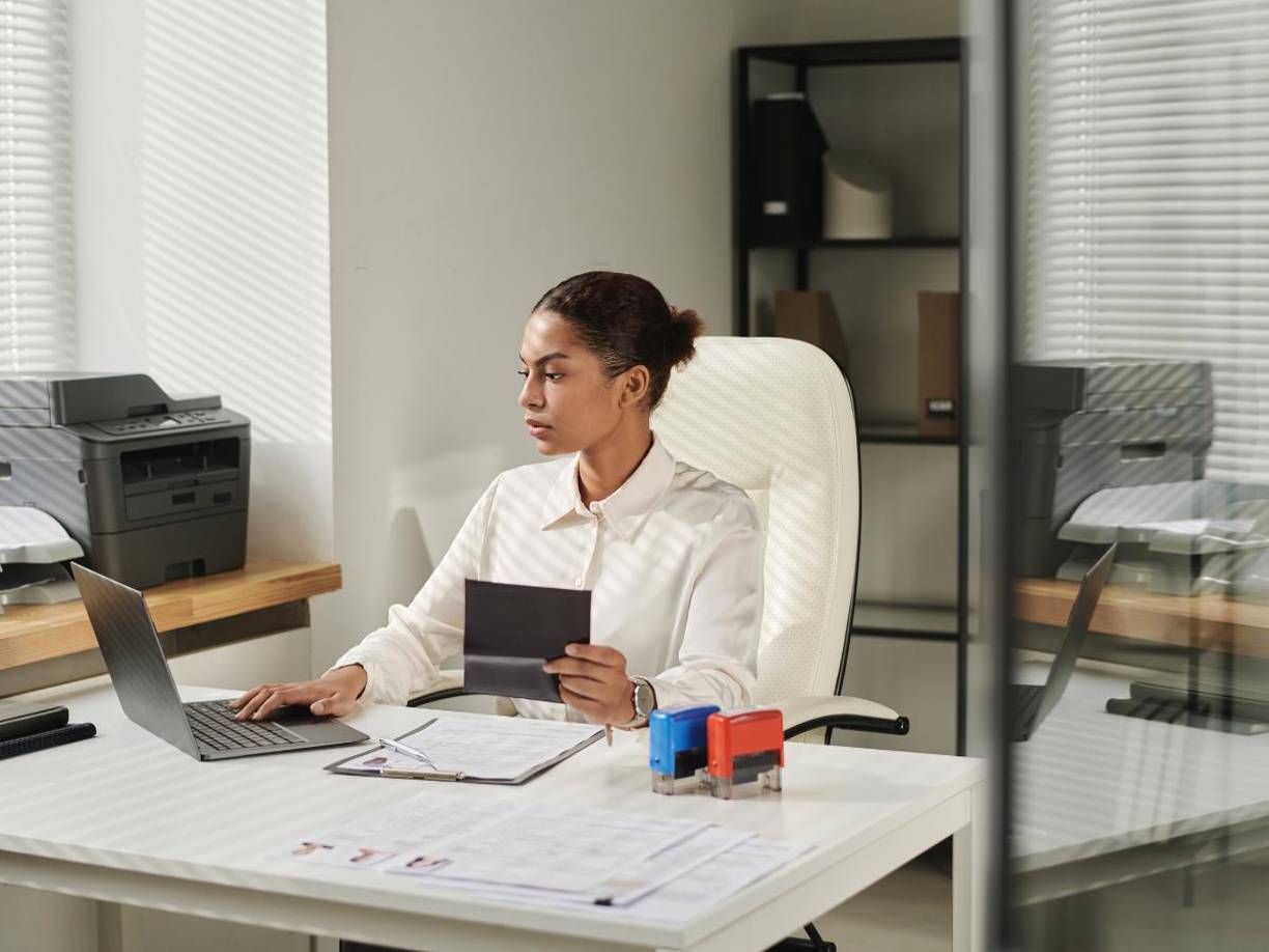 En Honduras, todas las solicitudes H-2A y H-2B son adjudicadas en la Embajada de Los Estados Unidos en Tegucigalpa. Los solicitantes necesitarán la Solicitud Electrónica de Visa de No Inmigrante DS-160, el pago del recibo por $190 dólares y un pasaporte vigente.