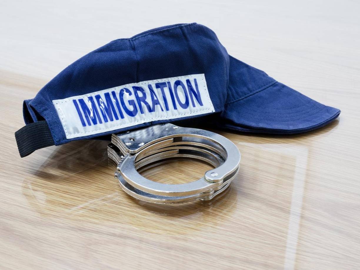 La ley HB-10 refuerza la postura de la administración anterior en cuanto a la deportación de inmigrantes por cargos menores. 