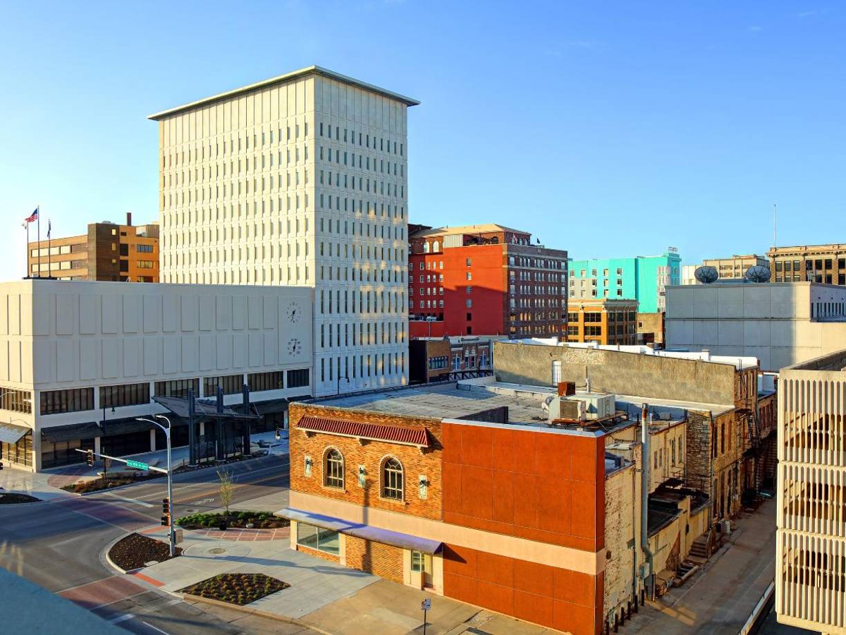 Según el sitio oficial del programa, el empleador cubre inicialmente entre $2,500 y $15,000 para la transferencia del empleado, y después del primer año, GO Topeka o JEDO reembolsa el 50% del incentivo al empleador si se retiene al trabajador.