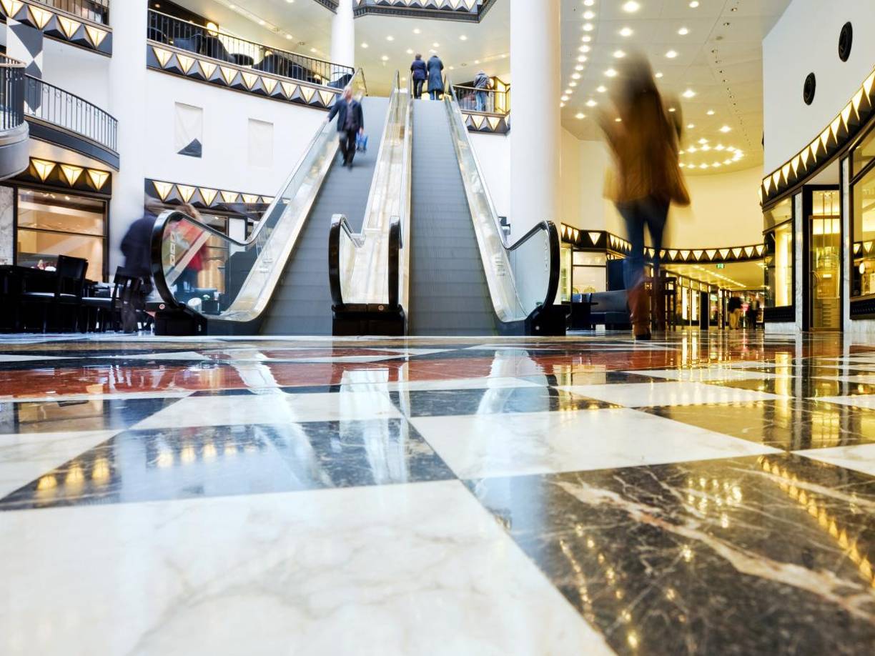 Las autoridades aún no revelan si los dueños del local son los culpables de la muerte de la menor.