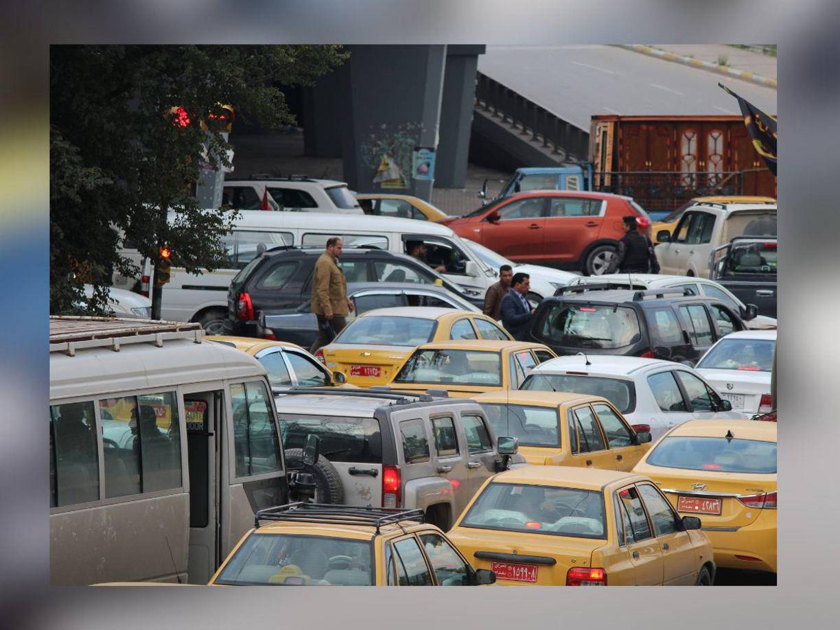 La causa del altercado se originó porque uno de los conductores encendió la luz de giro; no obstante, el otro no lo hizo. 