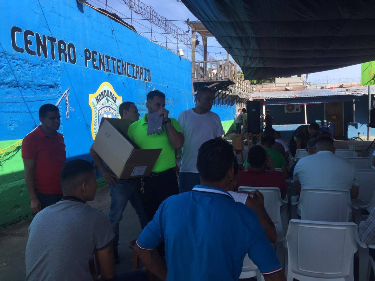 Los privados de libertad siempre recibían visitas de pastores y organizaciones humanitarias que les entregaban ayudas. 