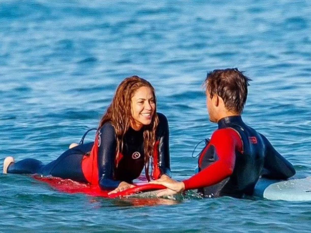  Shakira fue fotografiada junto a su joven instructor de surf; ambos intercambiaban risas, miradas de complicidad y tomados de la mano.