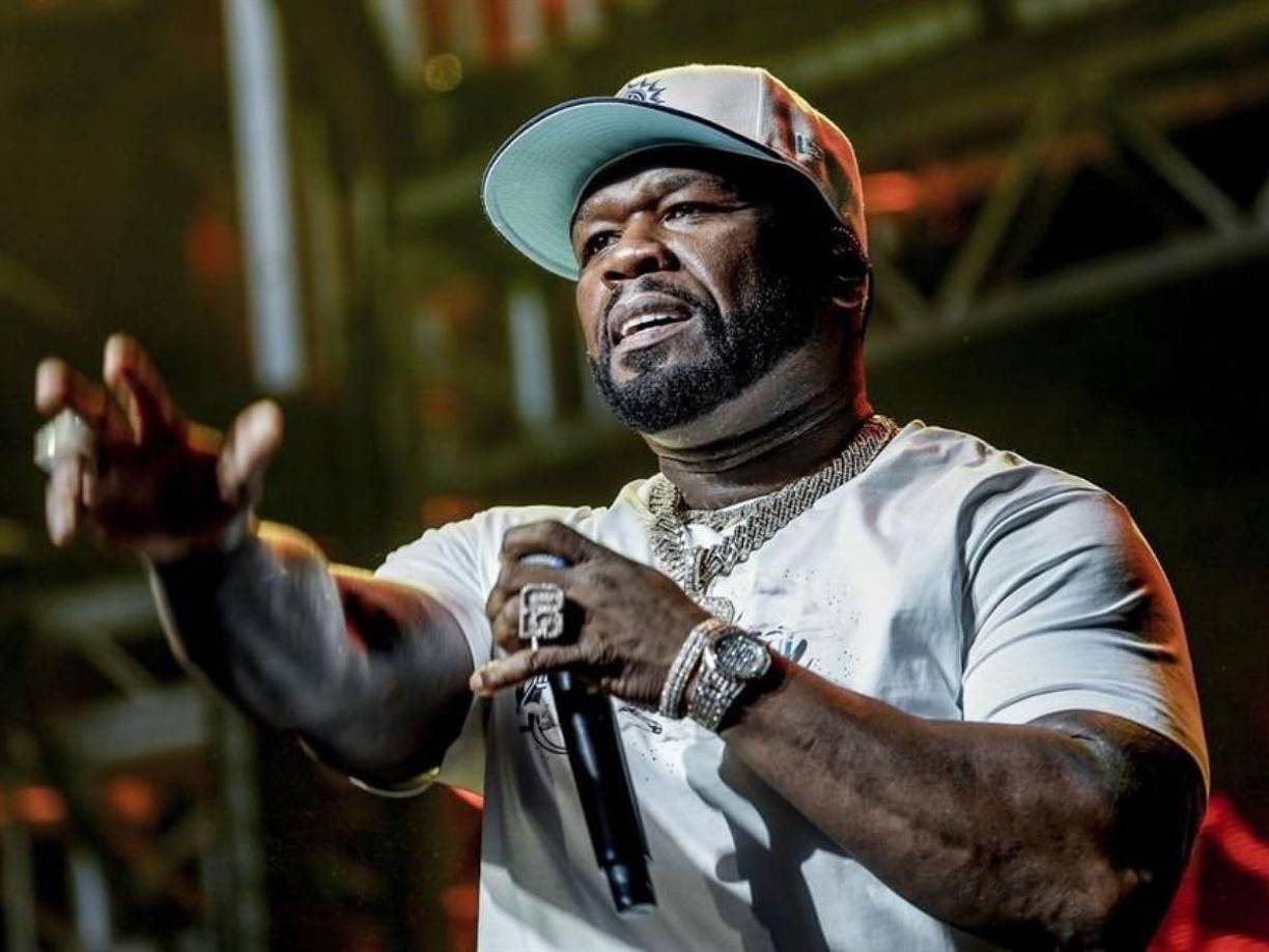 Según informó TMZ, la víctima, que ha sido identificada como Bryhana Monegain, una presentadora de Power 106; acudió a emitir la denuncia una vez que el concierto llegó a su fin. Entre las pruebas, se encuentran imágenes de Monegain con sangre en el rostro y una herida abierta en la frente.