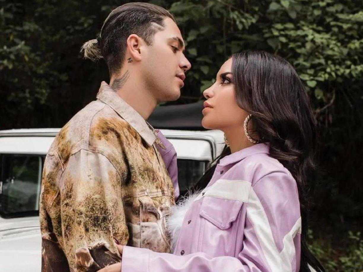 Kimberly Loaiza publicó un video en sus historias de Instagram, que luego fue eliminado por ella misma. En el clip, se alcanza a apreciar que alguien, presuntamente el cantante Juan de Dios Pantoja, intenta abrir la puerta para hablar con ella, pero Kimberly se niega.