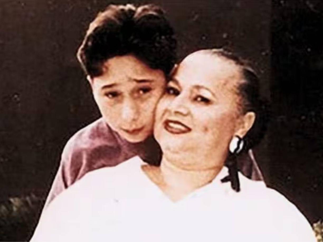 En un principio, el hombre aseguró que no se sentía conforme con el hecho de que Vergara y la producción no se hubieran comunicado con su familia. Además, aseguró que se encontraba escribiendo un texto que narró algunos hechos que marcaron la trayectoria de su madre en el mundo del narcotráfico y algunos datos del libro habrían sido empleados en la miniserie.