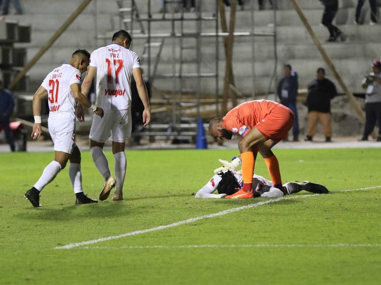Edrick Menjívar trató de animar a José García, quien estaba desconsolado llorando en el suelo.