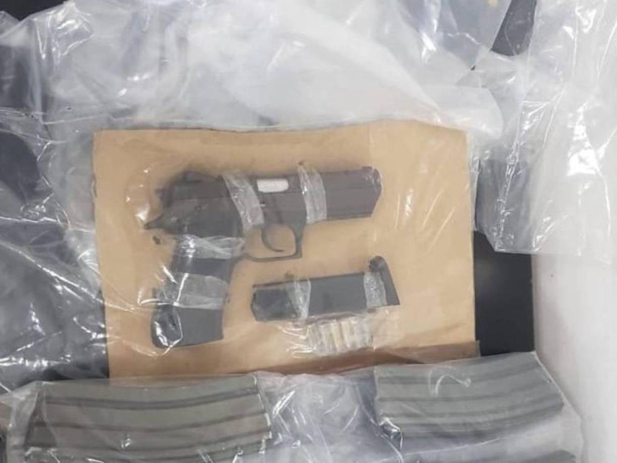 El militar permanece detenido desde el día de la tragedia, pero siendo acusado de portación ilegal de armas, ya que en la vivienda se encontraron municiones, granadas y armas. En las últimas horas trascendió la fotografía del arma que la mujer habría usado, según la versión de su pareja, para quitarse la vida, al igual que la captura de pantalla de un chat de WhatsApp, donde ella aparentemente le reclamaba por una presunta infidelidad.