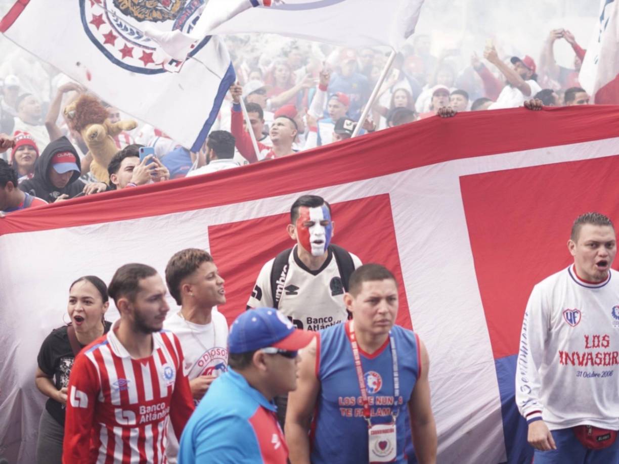La barra Ultra Fiel del Olimpia se apostó desde muy temprano en los alrededores del estadio Nacional.
