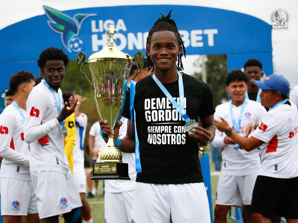 Los jugadores del Olimpia dedicaron el triunfo y el título a su excompañero Demetri Gordon, quien murió el 3 de noviembre en un accidente de tránsito