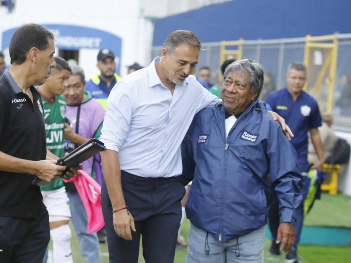 El cordial saludo de Hernán ‘La Tota‘ Medina y Ramón ‘Primitivo‘ Maradiaga antes del inicio del partido.