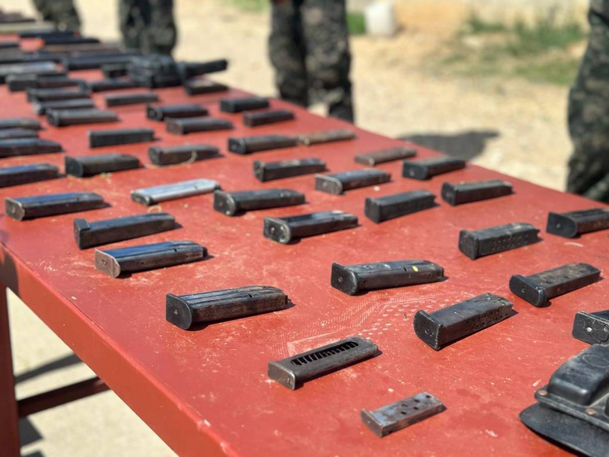 Se suman 468 armas cortopunzantes, 258 teléfonos móviles, tres teléfonos satelitales, envoltorios con cocaína y marihuana y alrededor de otros 70 sistemas de comunicación.