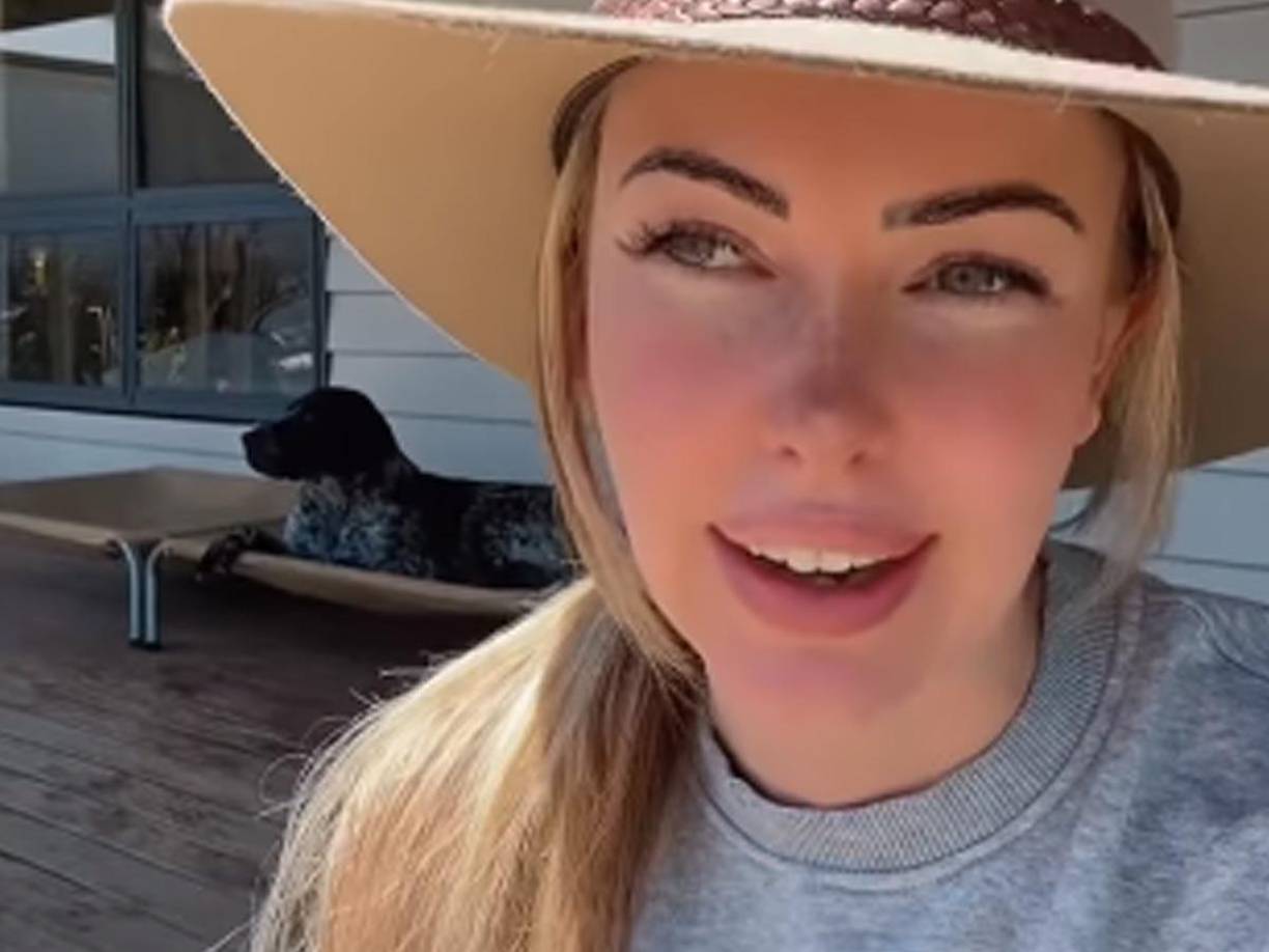  Como resultado de que el usuario compró el paquete, Brooks pasó “mucho tiempo online íntimo” con él, y hablaba “todos los días”.