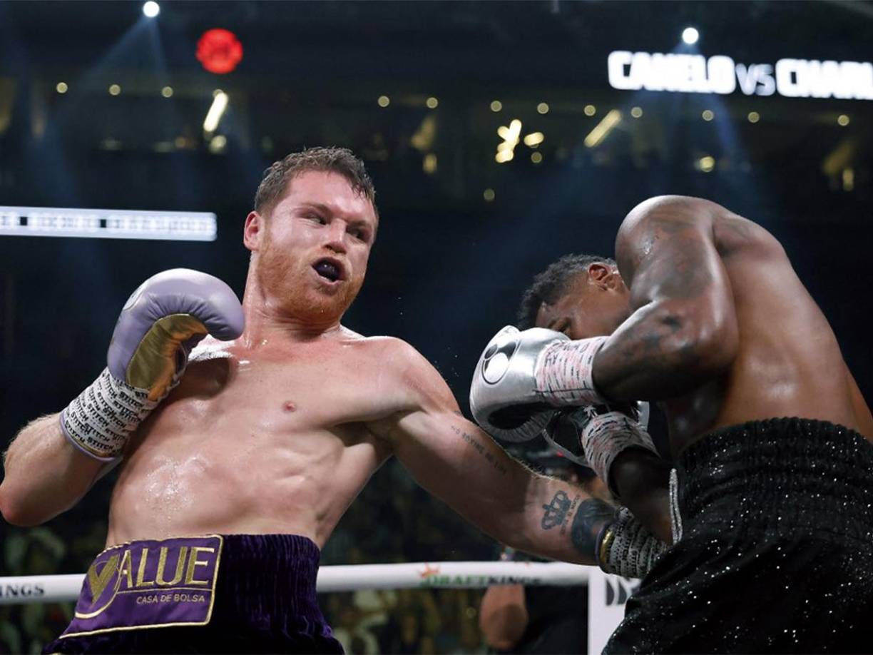 La pelea, que tuvo lugar en el estadio AT&amp;T de Arlington, Texas, atrajo la atención de fans del deporte y de celebridades, convirtiéndose en uno de los eventos más vistos del año en el ámbito del boxeo.