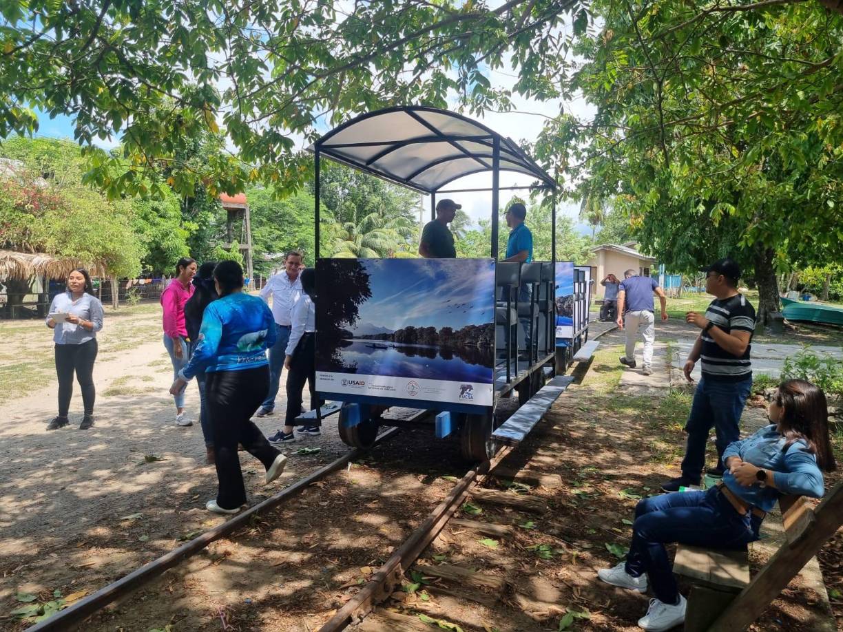 Para llegar al refugio de vida silvestre Cuero y Salado se hace através de las “burras” durante unos 30 minutos. Es una especie de transporte por la línea férrea que es toda una experiencia. 