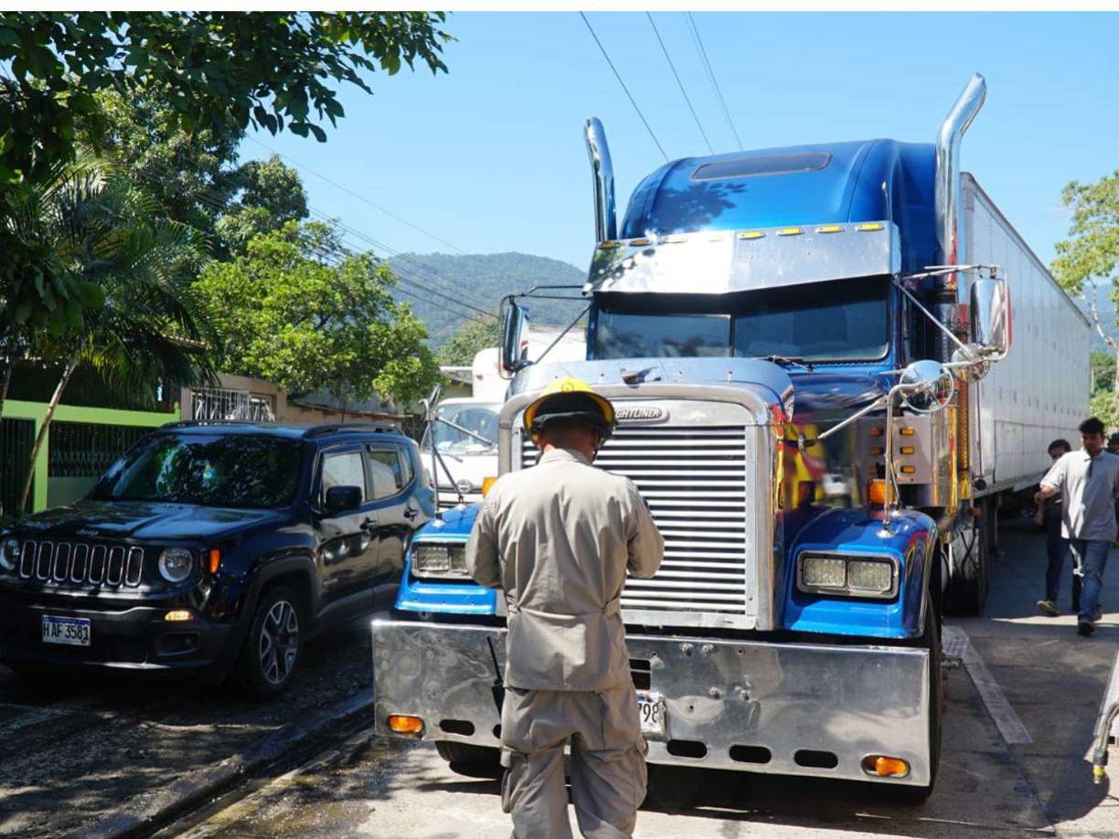 El afectado estuvo más de una hora atrapado en la cabina de la volqueta.
