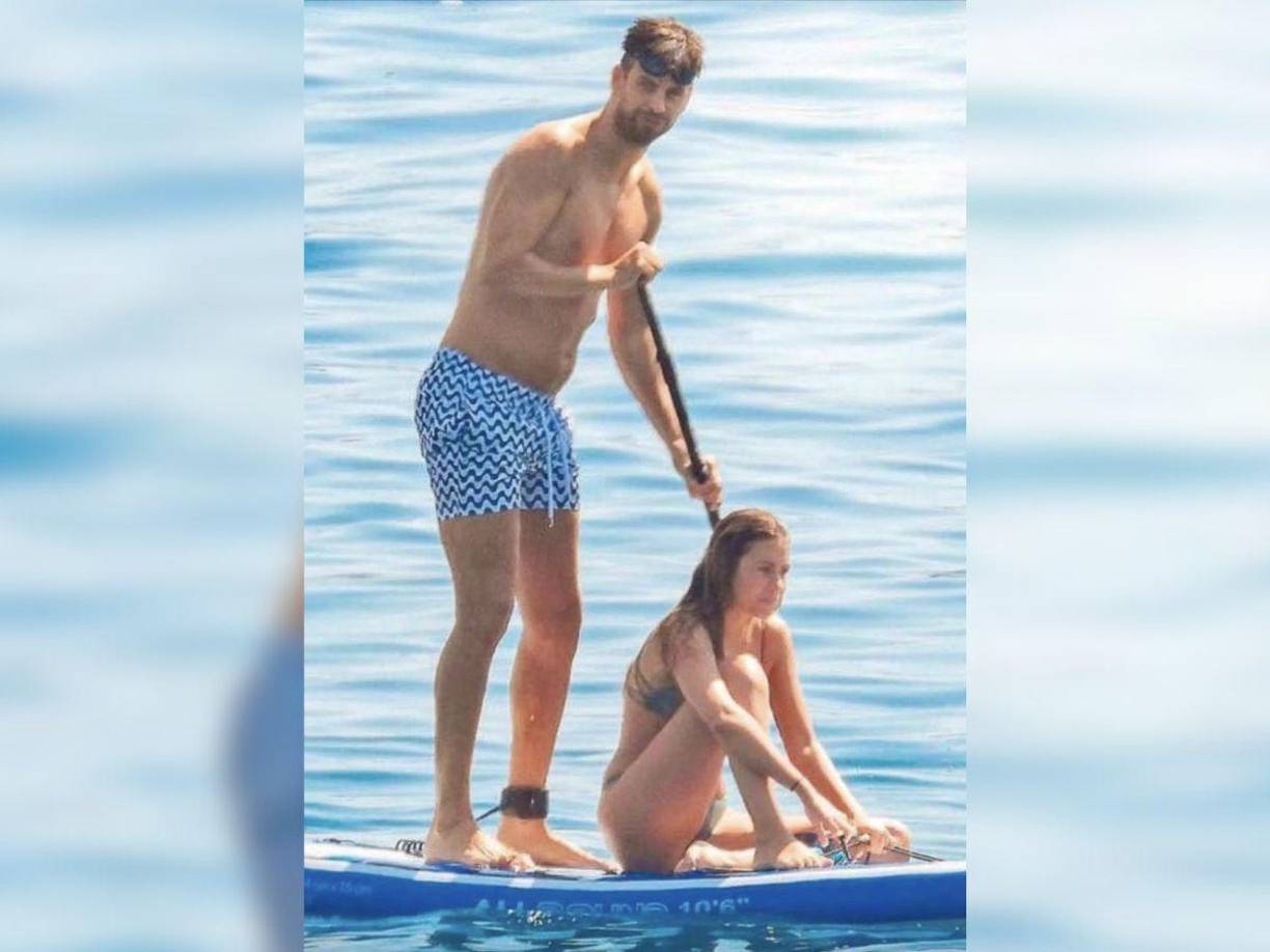 En sus vacaciones, el exfutbolista no pudo librarse de los paparazzis y los captaron disfrutando de la playa.