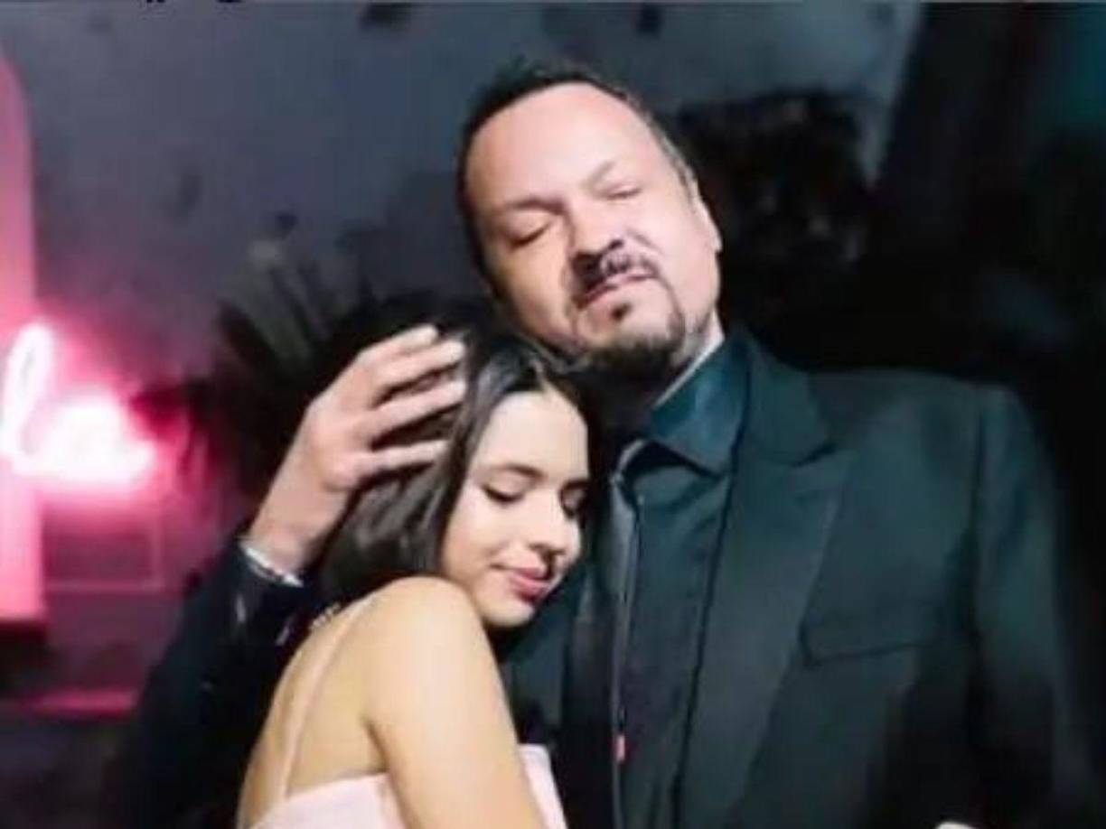 El padre de la cantante vivió junto a la pareja los comentarios de rechazo por parte de la audiencia, pero hoy demostró que como buen padre siempre estaría junto a ella para brindar por su felicidad y cuidarla.