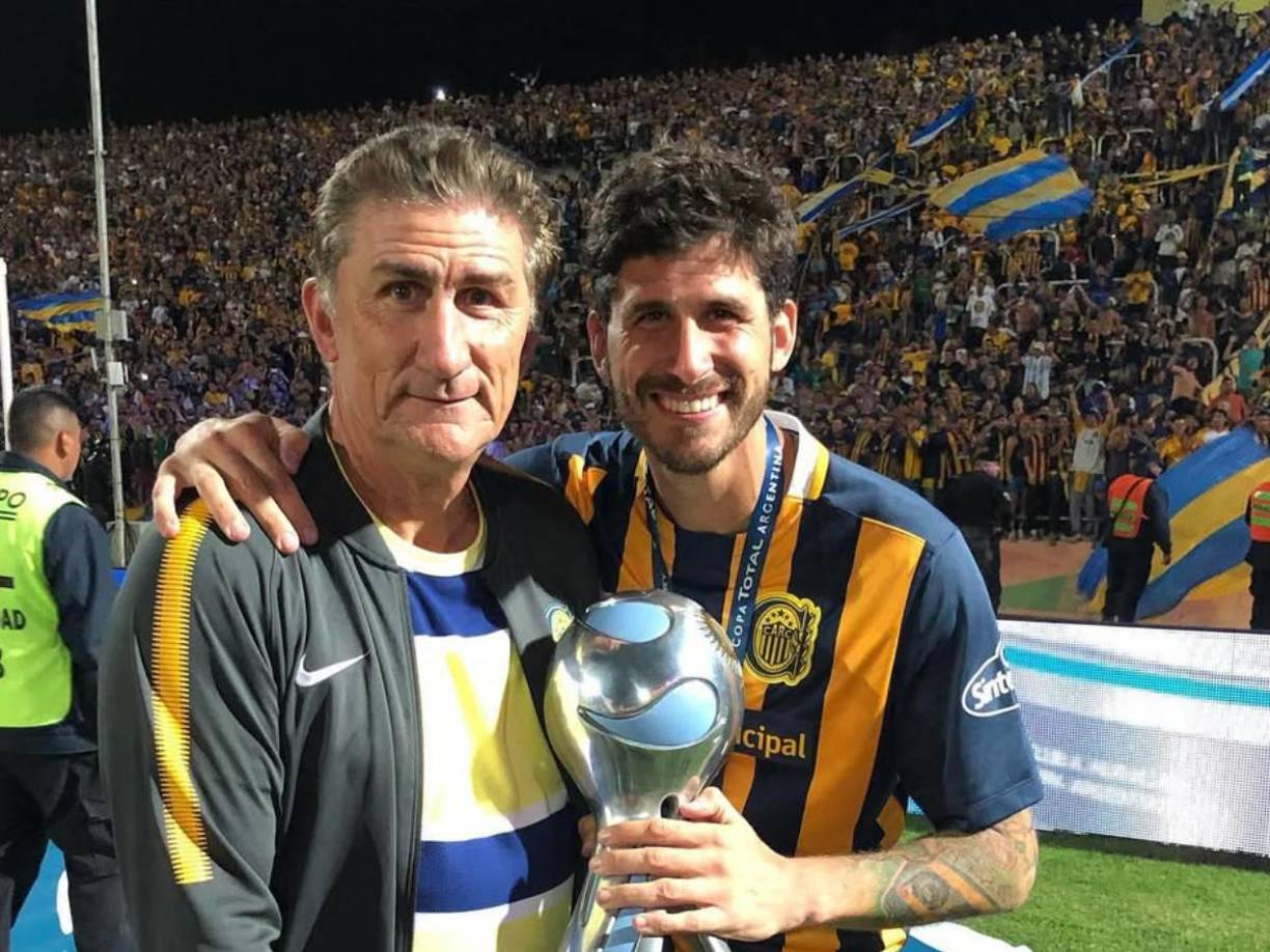 Además, <b>Maximiliano </b>reveló que<b> Edgardo Bauza</b>, quien vive en <b>Quito</b>, Ecuador, desde su retiro, pasa junto a su esposa, que lo acompaña a caminar dentro de su barrio dos veces por día. “Sale a caminar dentro del barrio cerrado dónde vive dos veces por día, pero nunca más que caminar por el parque del barrio o salir por una urgencia en el auto”.