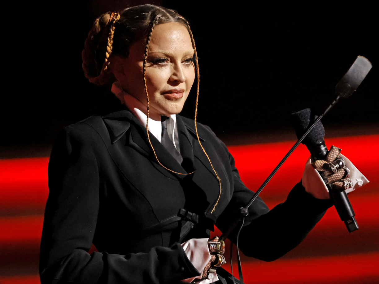 Madonna, la diva del pop, apareció sobre el final de la ceremonia de los Grammys con un atuendo oscuro y formal, muy ceñido al cuerpo.