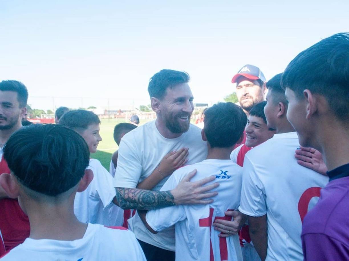 Messi se tomó el tiempo de saludar a todos los presentes, sacarse fotos y firmar autógrafos. Tanto para los chicos como los adultos, fue un día que jamás olvidarán.