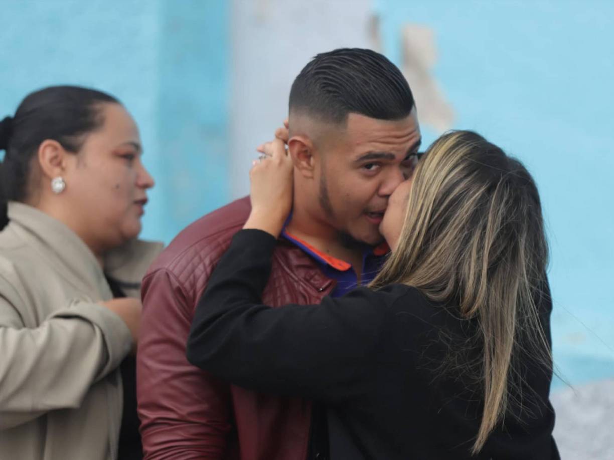 El beso que recibió un aficionado por parte de su pareja sentimental en las afueras del estadio Nacional.