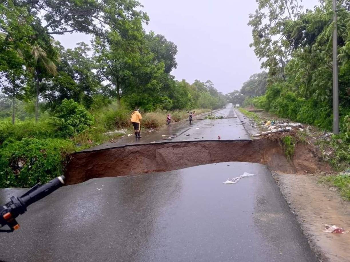 No hay paso desde Sabá, Colón, hacia el municipio de Olanchito, Yoro, debido a que un tramo de la carretera colapsó a inmediaciones del sector Agua Caliente. 