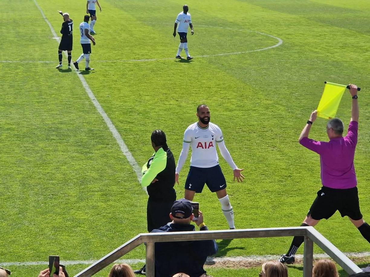 Sandro hizo su show aparte. El jugador brasileño es muy querido por los aficionados del equipo inglés.