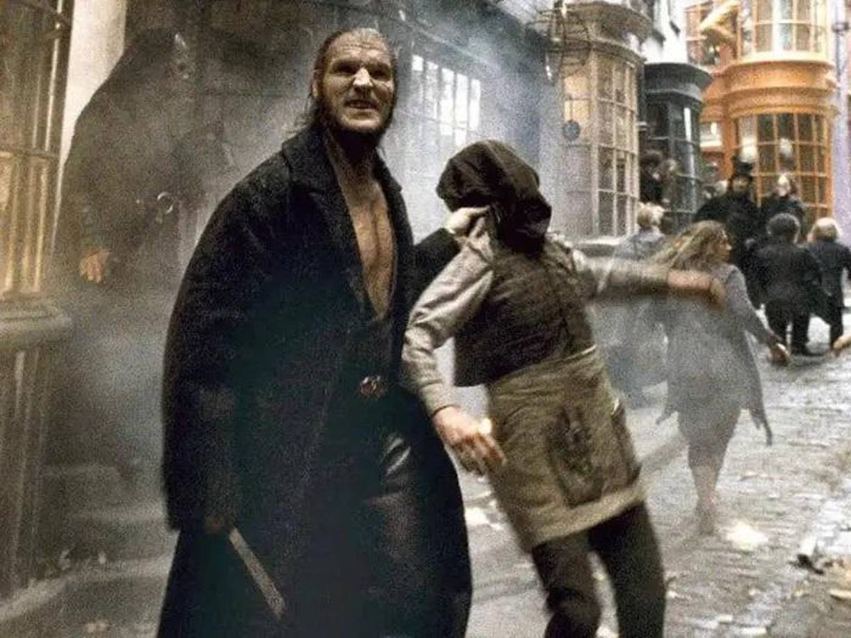 Dave Legeno interpretó a Fenrir Greyback, un hombre lobo y mortífago en las últimas películas de “Harry Potter”. El actor murió a la edad de 50 años en 2014 después de desaparecer durante una caminata en el Valle de la Muerte, California. Según la BBC, el forense determinó que había muerto por problemas de salud relacionados con el calor.