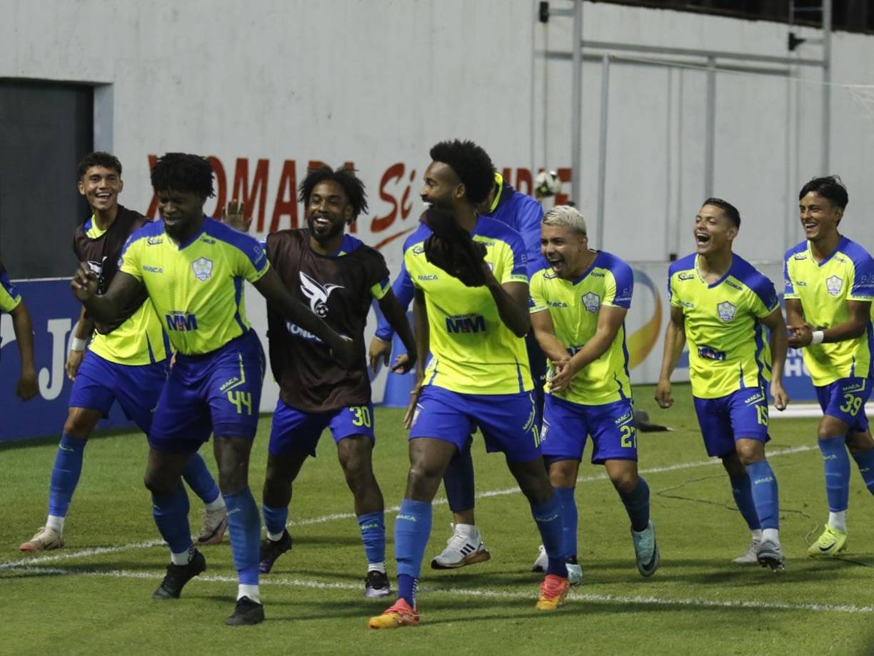 Edson Danilo Palacios celebró con un bailecito ante la felicidad de sus compañeros tras eliminar al Marathón.