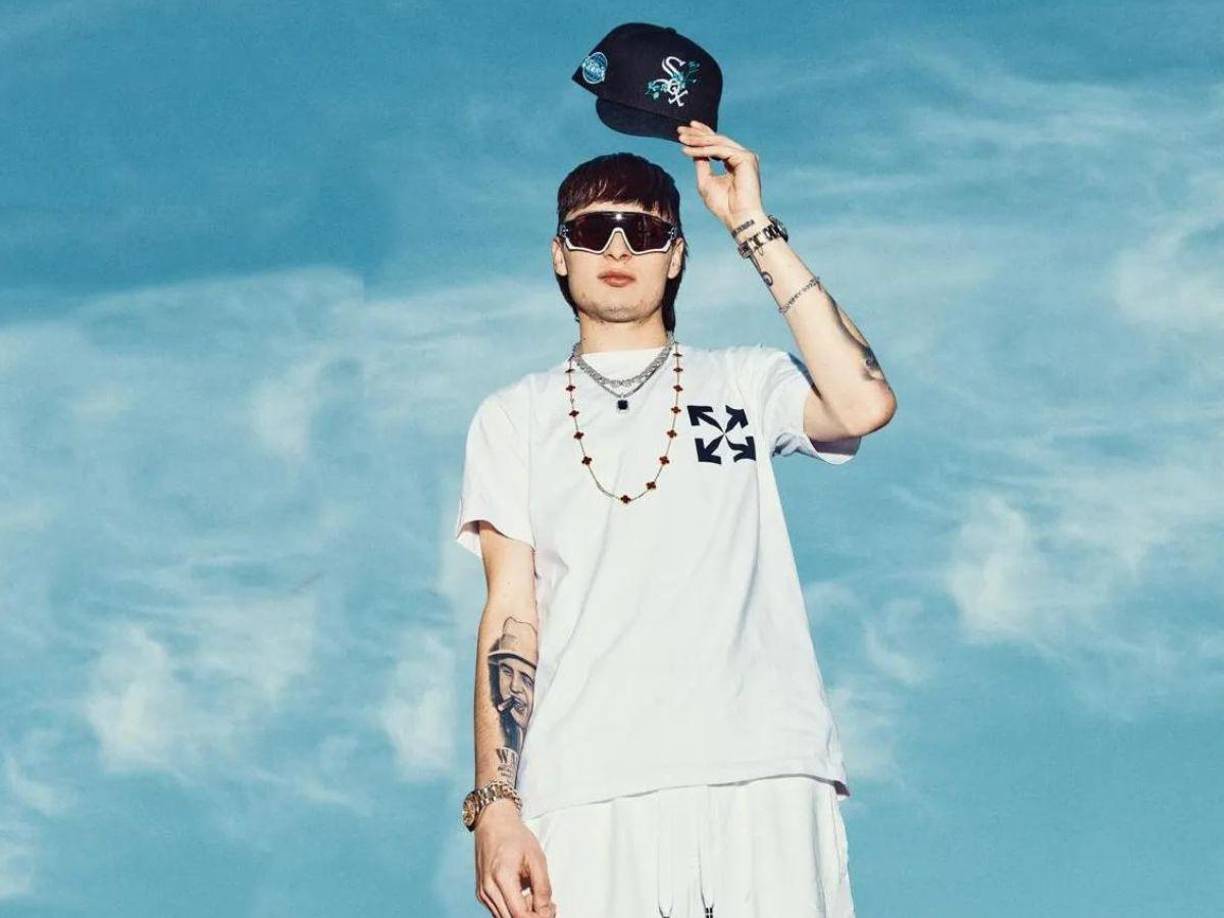 Es un intérprete de regional mexicano que mezcla los corridos tumbados con géneros como el trap.