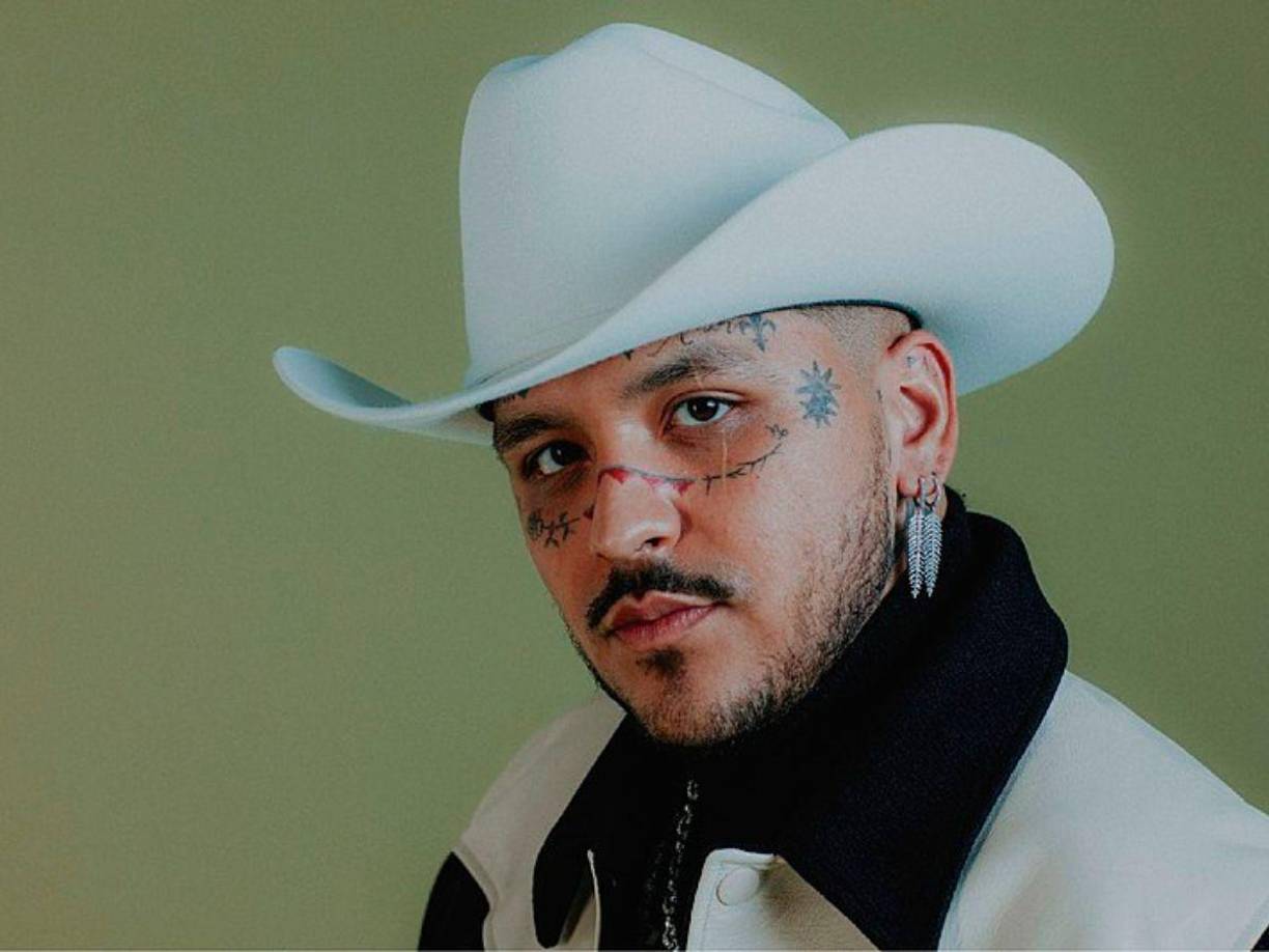 “Me voy a quitar los tatuajes de la cara, traigo unas heridas muy feas pero el punto de los tatuajes más que nada es que me quiero ver limpio, amo los tatuajes pero me gustaría que mi hija conozca mi carita, me entienden”, expresó Nodal en aquel entonces.