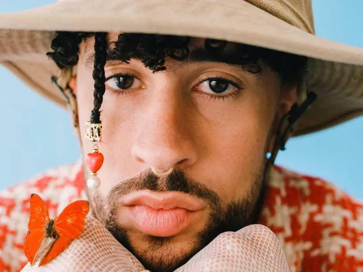 En el video, se aprecia al intérprete de “Un verano sin ti” abriéndose paso entre la multitud para llegar hasta su camioneta. Vale mencionar que había mucha gente intentando tomarse fotos con él y gritando. Mientras se cubría la cabeza, dio pasos más largos y cuando estaba a punto de subirse, chocó contra un niño que, al parecer, intentaba saludarlo.