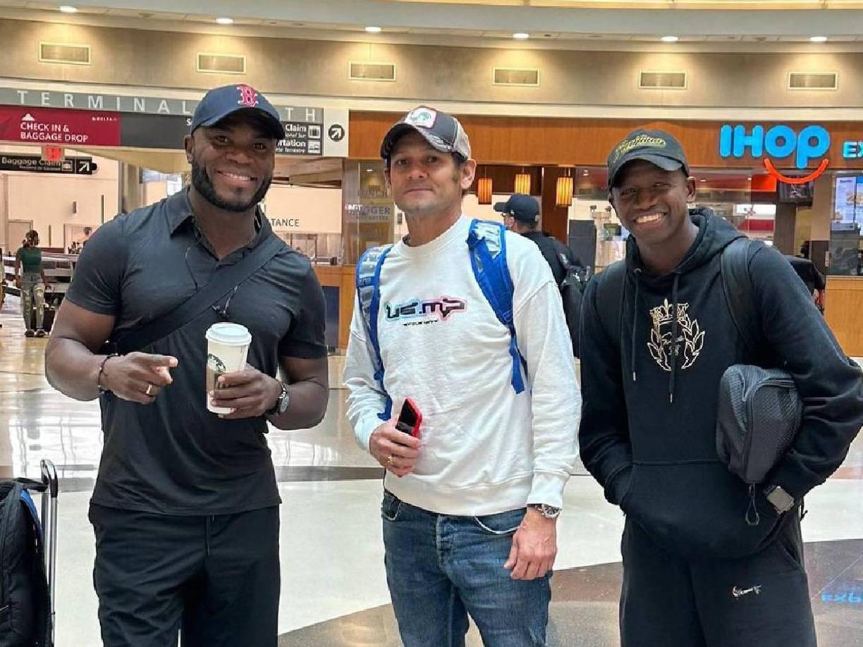 Además, comparte imágenes con figuras del fútbol hondureño e internacional. En esta foto estuvo acompañado de Samuel Caballero y Boniek García.