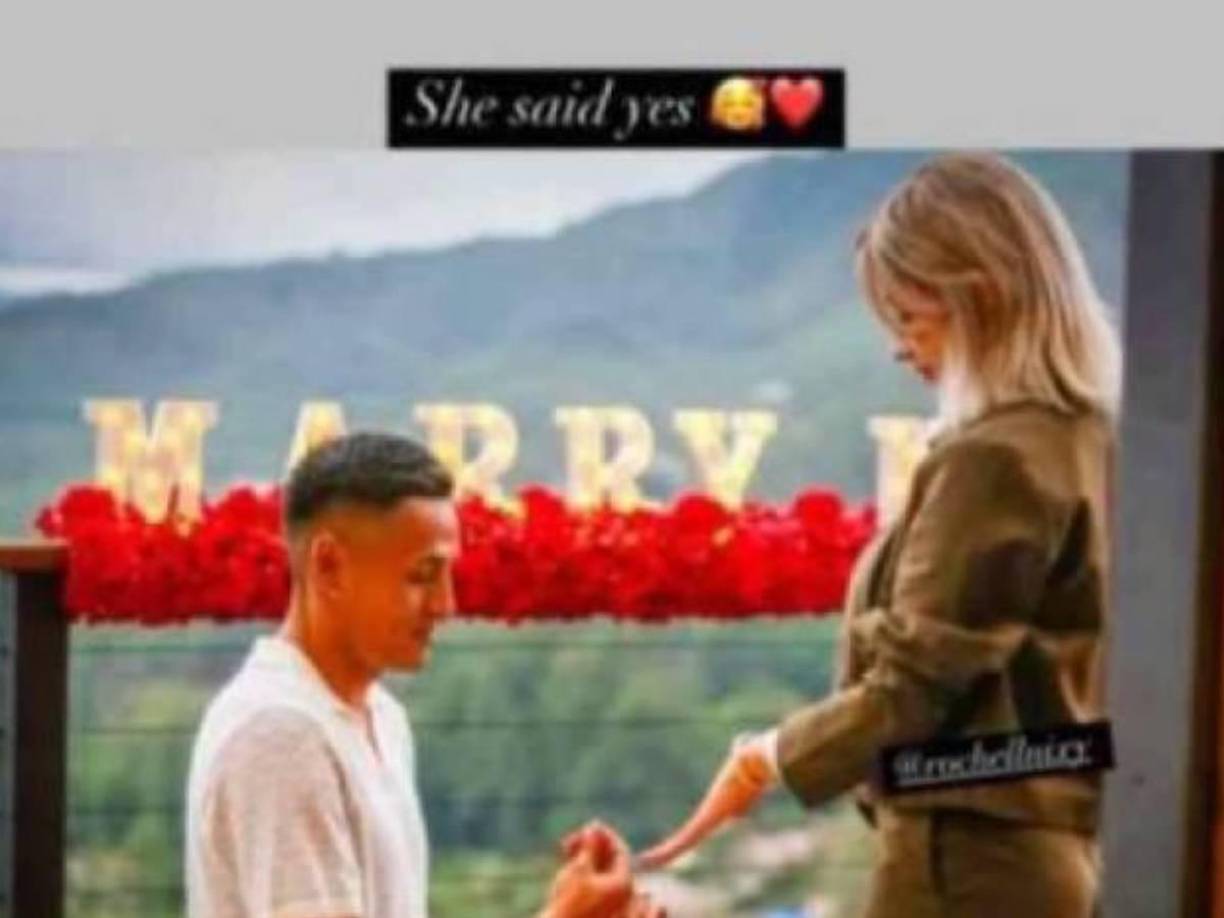 Así le pidió matrimonio Andy Najar a Nixy. En el fondo se mira un arreglo de letras con la frase: “Marry me”. (Cásate conmigo).