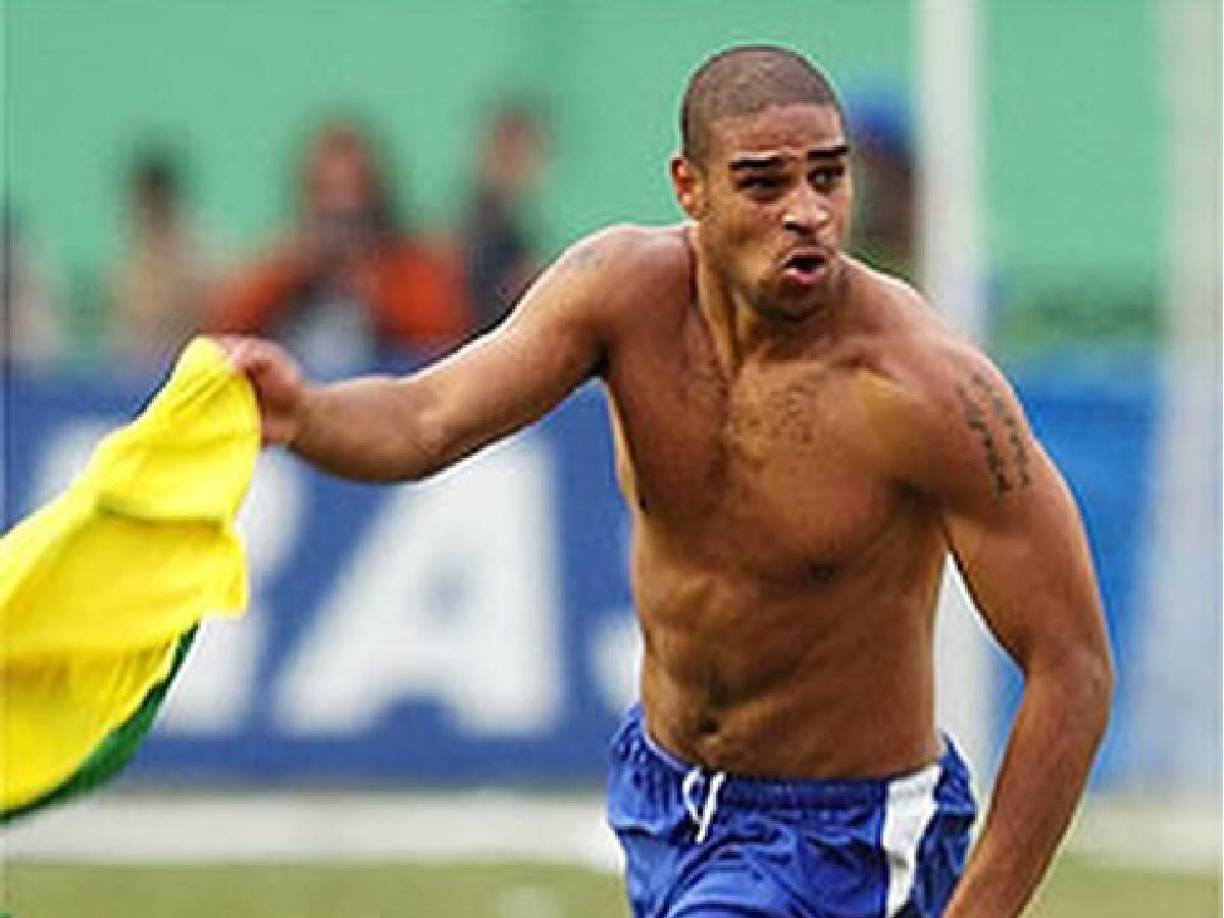 Y con la Selección de Brasil consiguió una Copa América (2004) y una Copa Confederaciones (2005).