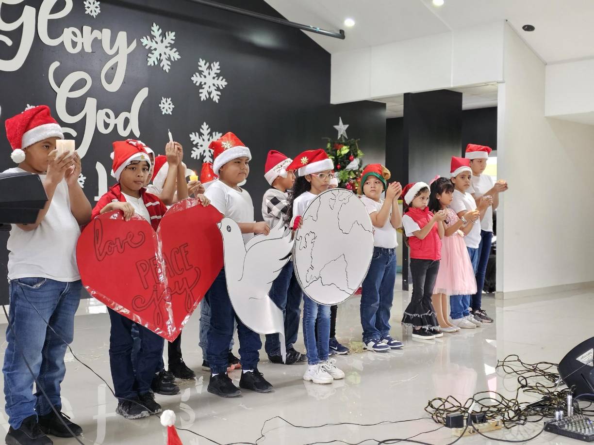 La actividad fue denominada “Glory to God in the Highest” (Gloria a Dios en las alturas), resaltando el significado de la Navidad, donde el Creador siempre figura como lo más importante en la vida de cada uno. 