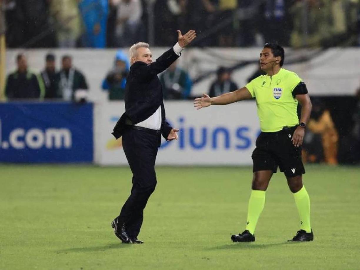 Con la misma, el entrenador le señalaba al árbitro Walter López a los aficionados hondureños por el lanzamiento de objetos. El cruce entre insultos y lanzamiento de objetos empezaba a hacerse presente.