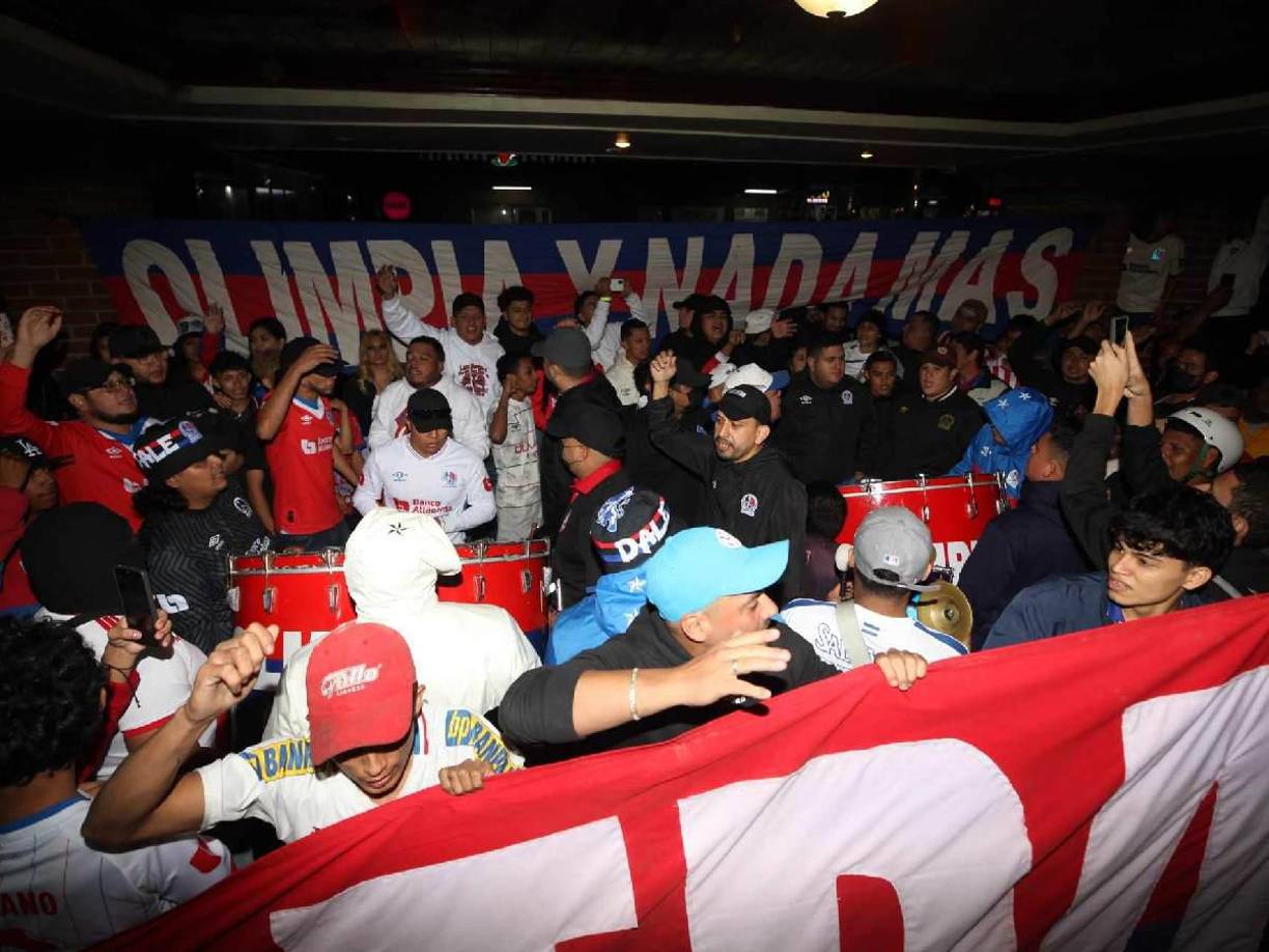 Banderas y una gran pancarta lucieron los hinchas del albo antes de la esperada final ante Motagua.