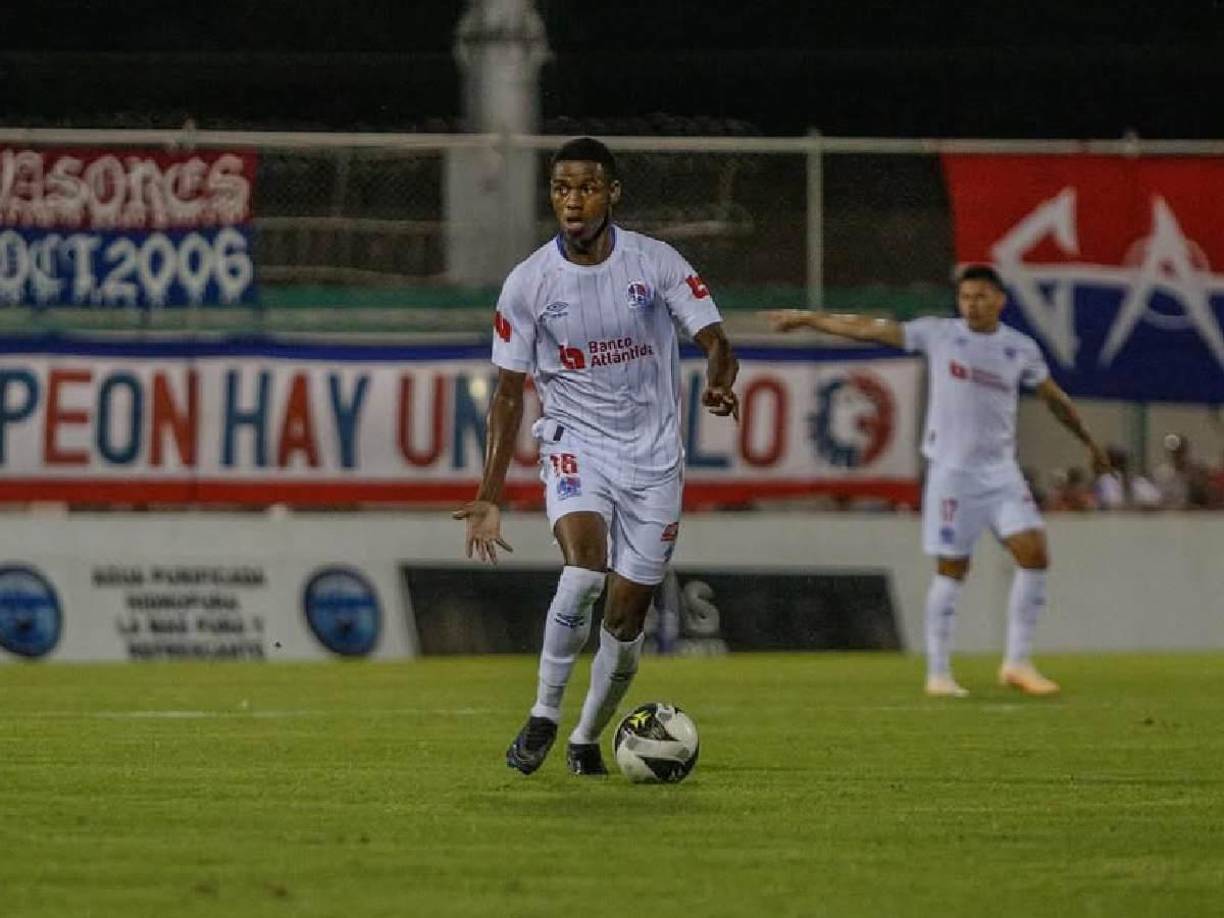 Lateral izquierdo: Julián Martínez se ha consolidado en ese puesto, aunque para muchos se desempeña mejor de central.