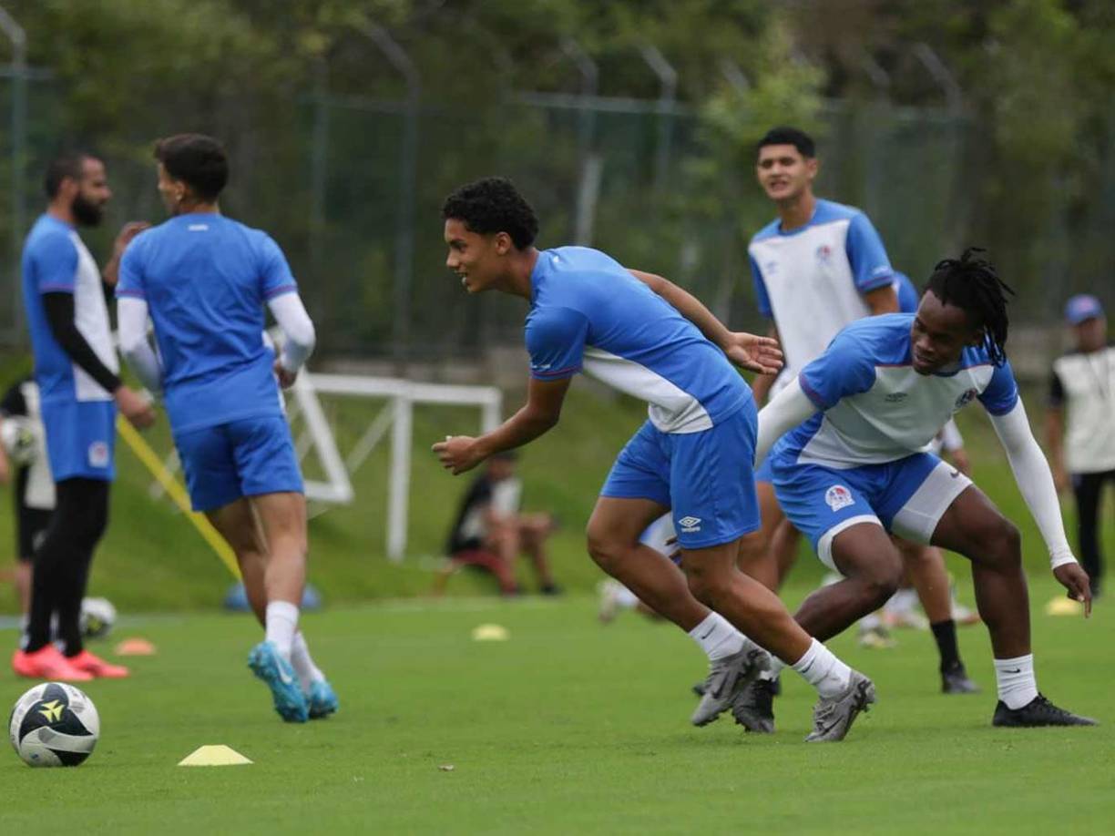Algunos jóvenes se sumaron a la pretemporada del Olimpia. Eduardo Espinel dejó claro en su conferencia de prensa que le gusta trabajar con la cantera del club.