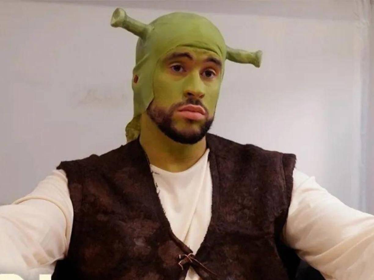 Bad Bunny se disfrazó de Shrek y hasta simuló haber escrito un guión para una nueva película del personaje.