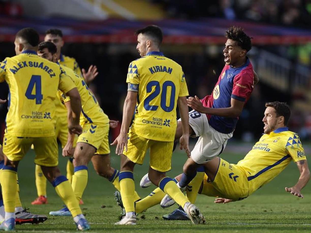 Ya en la segunda parte, Hansi Flick dio ingreso a Lamine Yamal tras su lesión e intentar revertir la situación. 