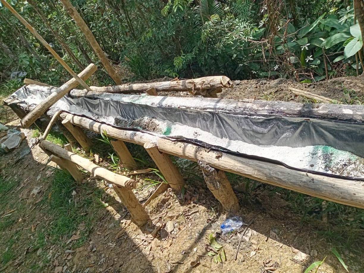 En el lugar encontraron una estructura de madera con techo plástico de color negro el cual es utilizado para elaboración de la pasta de coca.