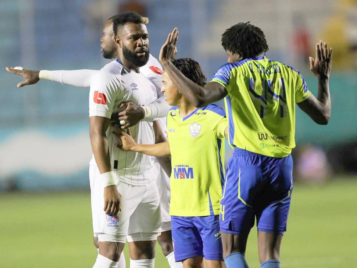 Henry Gómez se tuvo que meter en el centro para separar a Jorge Benguché y Edson Danilo Palacios.