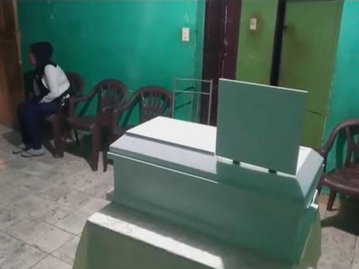 Los restos del recién nacido fueron velados en las últimas horas y este martes fue enterrado en un cementerio local. 